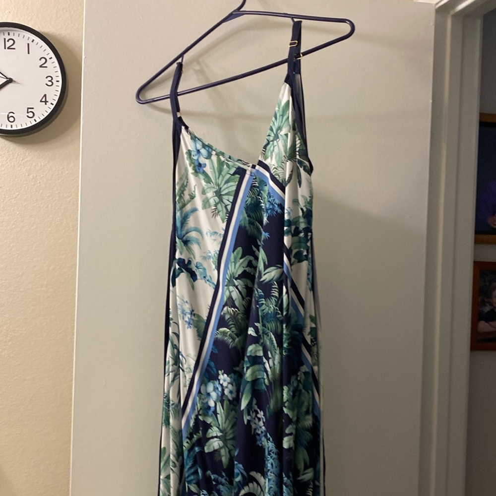 Tommy bahama scarf dress, size l/xl. 100% rayon. Hand wash, line dry. Vacation!